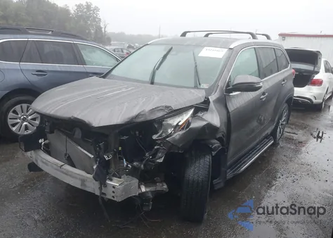 2018 Toyota Highlander Xle z USA, uszkodzony, nr VIN 5TDJZRFH9JS553627